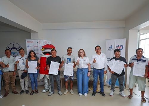 Un total de 35 pescadores de embarcaciones artesanales de Paita, región Piura, recibieron las habilitaciones sanitarias que otorga Sanipes. ANDINA/Difusión