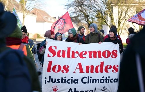 El Tribunal Regional Superior de Hamm dará a conocer el lunes 14 de abril su decisión sobre la demanda presentada por el peruano Saúl Luciano Lliuya contra la empresa de energía alemana RWE a la que acusa de ser una de las responsables de provocar el derretimiento de los glaciares de los Andes peruanos. AFP