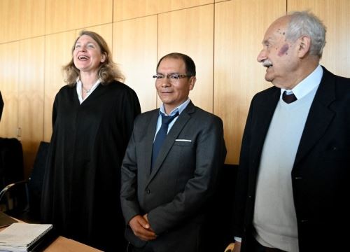 Acompañado de abogados alemanes, el guía de montaña peruano Saul Luciano Lliuya sustentó su demanda contra la empresa de energía alemana RWE en el Tribunal Superior de Haam (Alemania). Foto: AFP