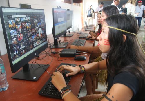 Estudiantes del colegio 60342 de Güeppi, ubicado en el distrito fronterizo Teniente Manuel Clavero, en la región Loreto, acceden a un servicio seguro de internet satelital, destacó el ministro Morgan Quero. ANDINA/Difusión