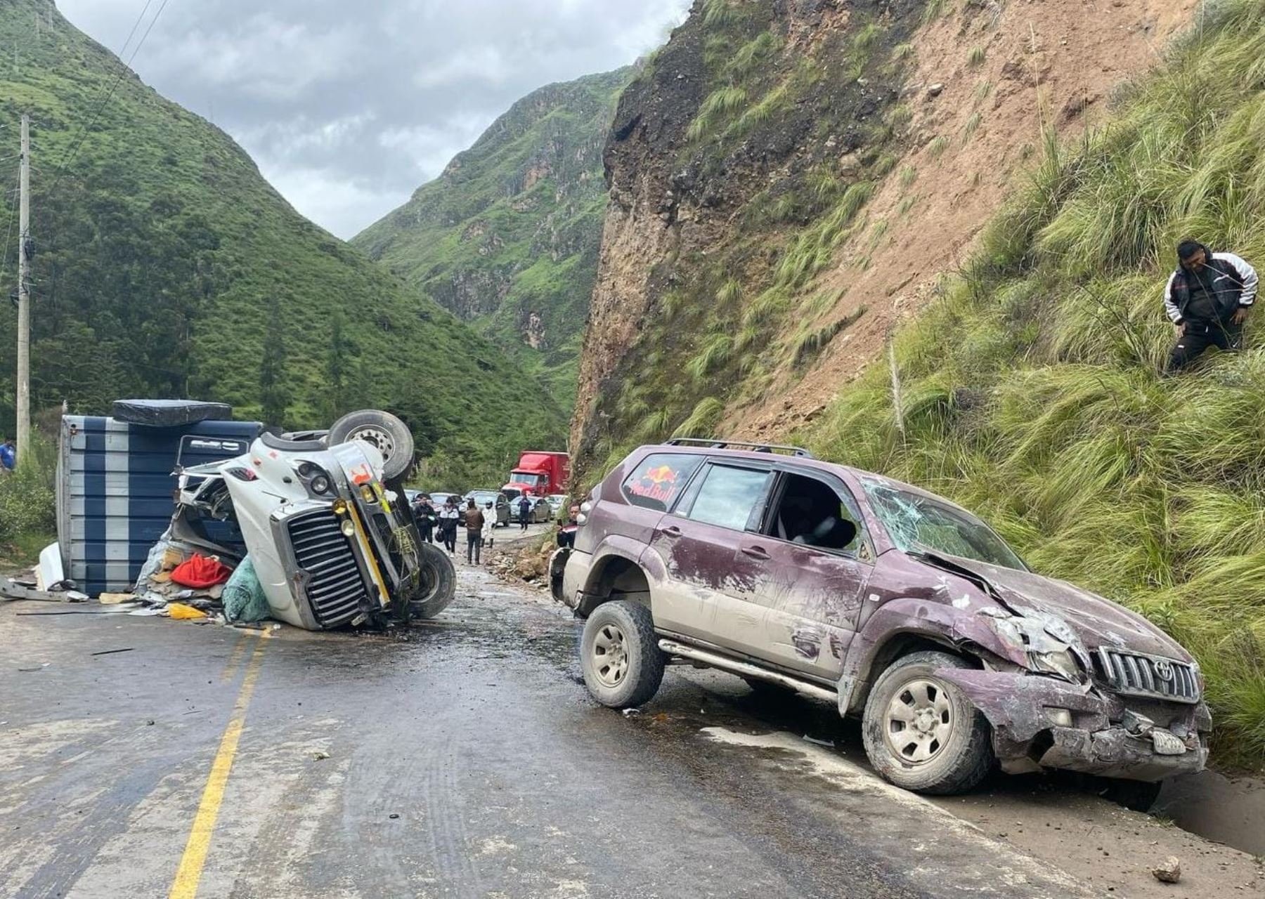 Varios heridos de gravedad dejó el choque de tráiler contra un cerro y luego impacto a una camioneta. El accidente se produjo en la Carretera Central, en el tramo Pasco - Huánuco. ANDINA/Difusión