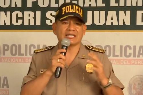 En conferencia de prensa, el jefe de la División Policial Este de San Juan de Lurigancho, Marcial Flores, detalló que se detuvo a Jesús Víctor Tapia Tello, integrante de una peligrosa banda dedicada a la extorsión en esta zona de Lima, quien estaría implicado en el atentado al bus de la agrupación Armonía 10, donde lamentablemente perdió la vida el vocalista conocido como “el turco”. Captura TV