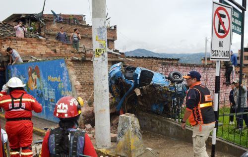 Así fue hallado la mototaxi que fue arrastrada por la fuerte corriente de agua tras la activación de la quebrada Calispuquio y que afectó a varios sectores de la ciudad de Cajamarca. Los bomberos y policías buscan a su conductor Edgar Iván Rodríguez Sánchez. ANDINA/Difusión