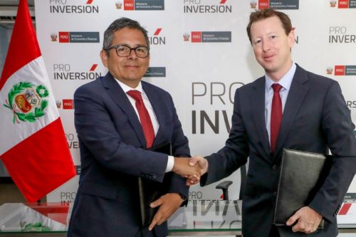 Director Ejecutivo de ProInversión, Luis Del Carpio, y el Embajador de Reino Unido en el Perú, Gavin Cook, firmaron acuerdo para impulsar las Asociaciones Público Privadas (APP) en el Perú. Foto: Cortesía.