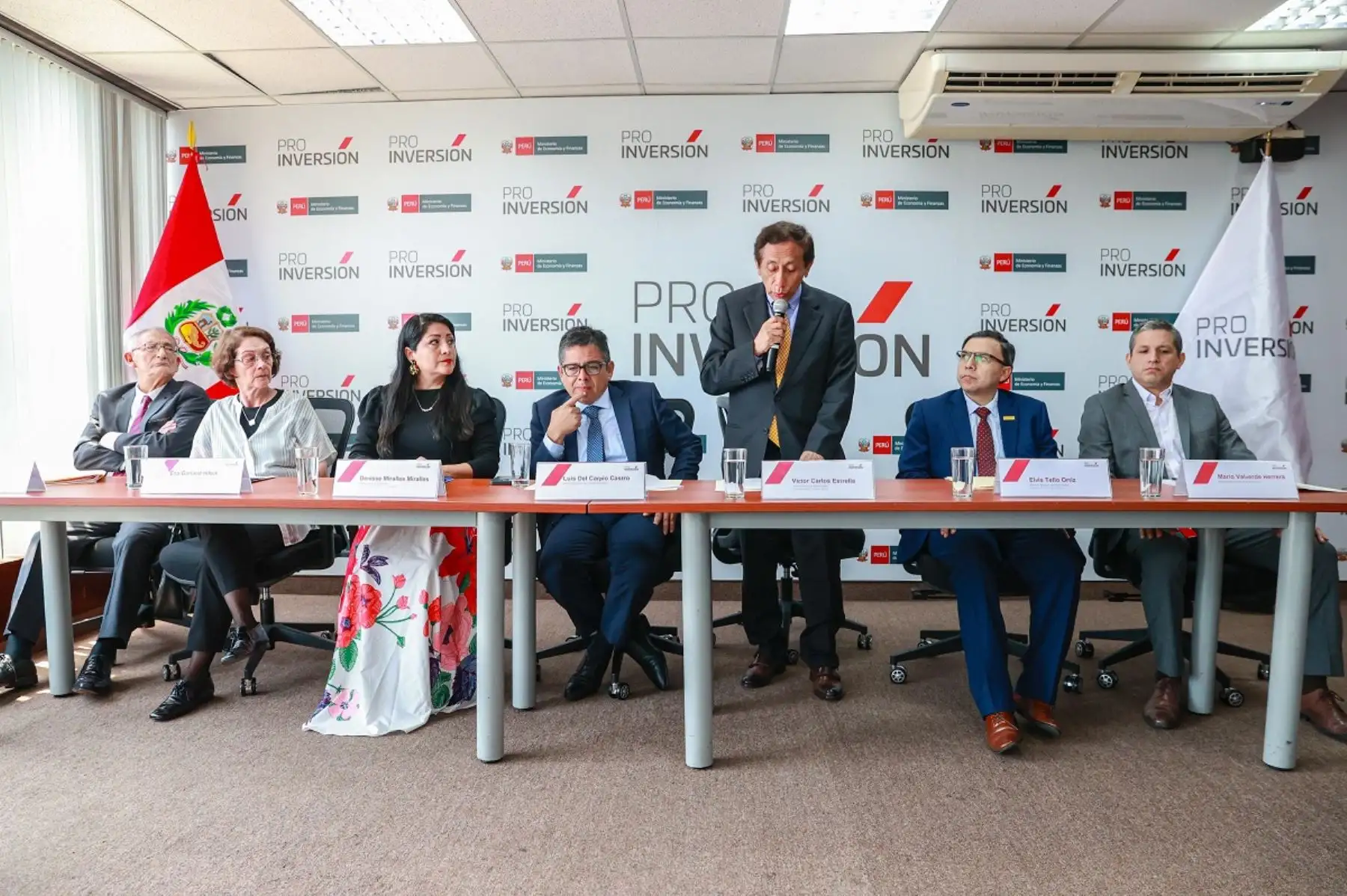 El viceministro de Electricidad del Ministerio de Energía y Minas (Minem), Víctor Carlos Estrella, participó en la firma de contratos de concesión de tres proyectos eléctricos que representan una inversión de 127 millones de dólares, a favor de tres regiones del país. Foto: Cortesía.