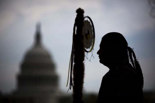 Un miembro de la tribu Sioux de Dakota protesta contra la construcción de un oleoducto en EE. UU. (imagen de archivo). Foto: EFE