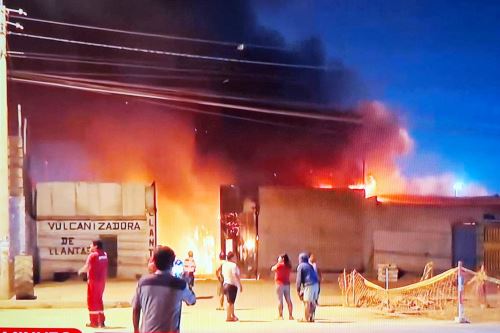 Villa El Salvador: bomberos luchan contra incendio en zona industrial. Foto: ANDINA/Difusión.