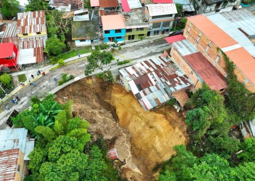 Al menos cuatro viviendas sufrieron daños considerables a causa del colapso del terreno donde se ubican debido a las lluvias intensas que se registran en la provincia de Moyobamba, región San Martín. ANDINA/Difusión