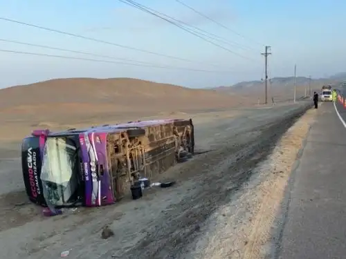 Así quedó el bus interprovincial de la empresa Civa tras sufrir un despiste en la Panamericana Norte, en el tramo entre Casma y Huarmey, en Áncash. El accidente habría sido provocado por un automóvil. ANDINA/Difusión