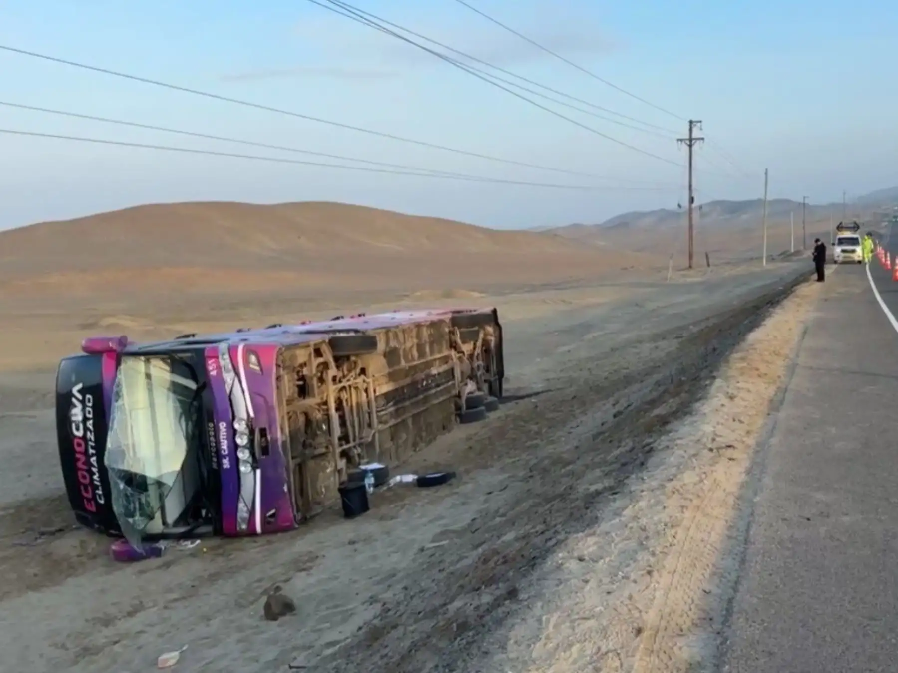 Así quedó el bus interprovincial de la empresa Civa tras sufrir un despiste en la Panamericana Norte, en el tramo entre Casma y Huarmey, en Áncash. El accidente habría sido provocado por un automóvil. ANDINA/Difusión