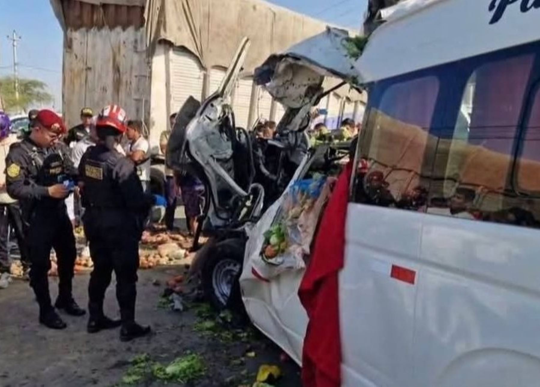 El choque de una combi con un tráiler dejó tres muertos y varios heridos. El accidente de tránsito ocurrió en la carretera Panamericana Norte, en el tramo Chiclayo - Lambayeque. ANDINA/Difusión