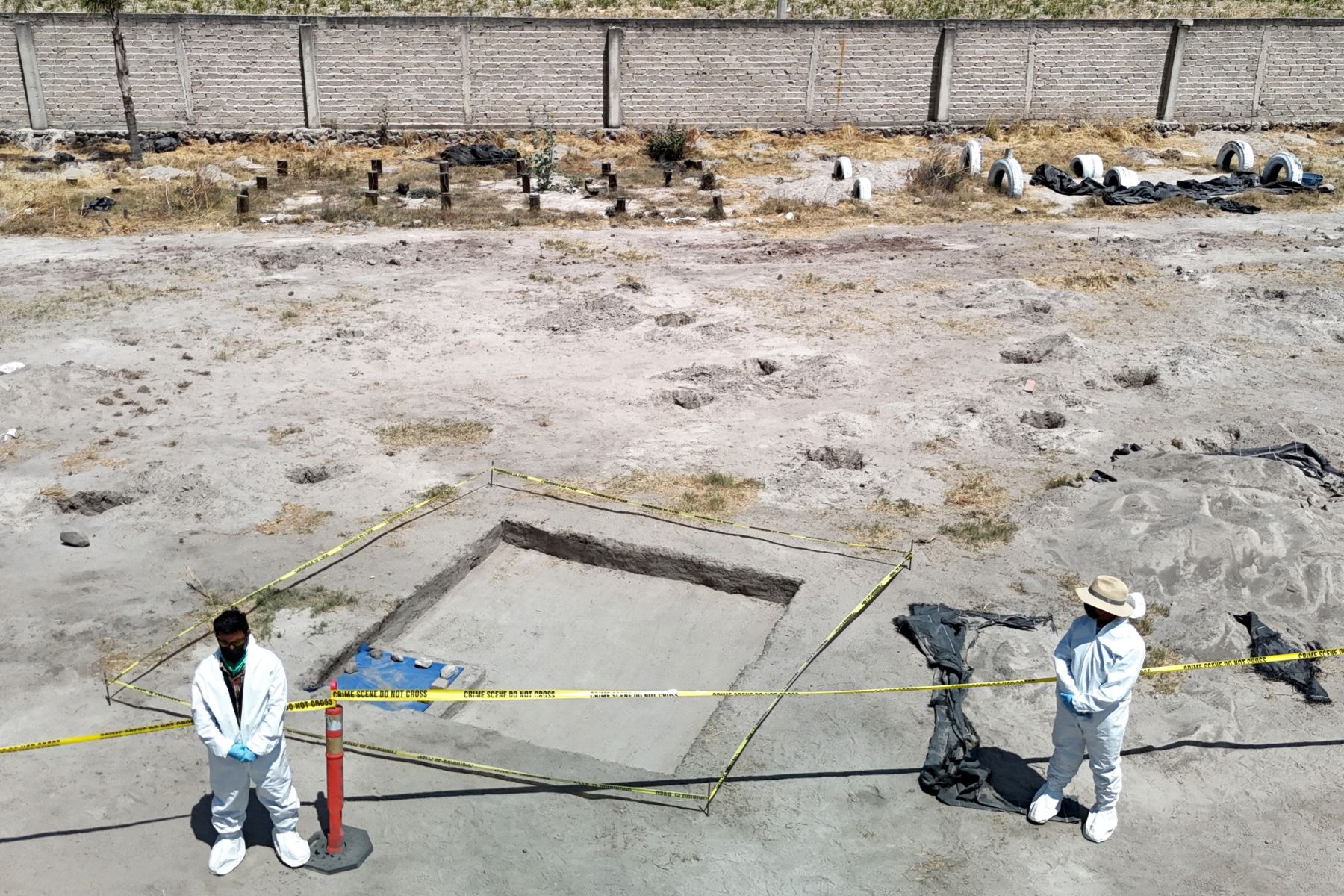 Personal forense ubicado en un área acordonada en el "Rancho Izaguirre" durante una gira de prensa en Tehuchitlán, estado de Jalisco, México, el 20 de marzo de 2025. Se realizan investigaciones sobre lo que sucedió en un supuesto campo de entrenamiento de un cártel de la droga donde se encontraron huesos, zapatos y ropa carbonizados a principios de marzo. Foto: AFP