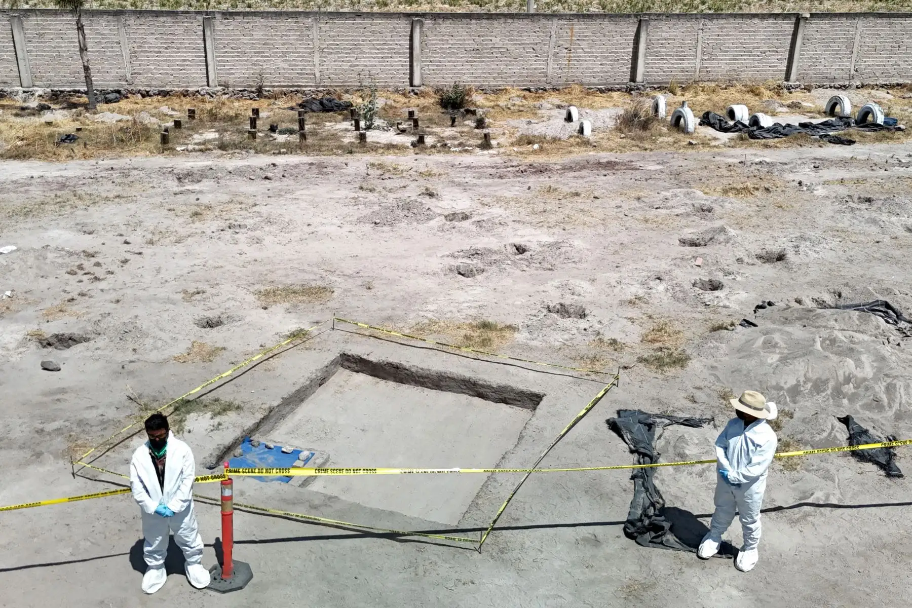 Personal forense ubicado en un área acordonada en el "Rancho Izaguirre" durante una gira de prensa en Tehuchitlán, estado de Jalisco, México, el 20 de marzo de 2025. Se realizan investigaciones sobre lo que sucedió en un supuesto campo de entrenamiento de un cártel de la droga donde se encontraron huesos, zapatos y ropa carbonizados a principios de marzo. Foto: AFP