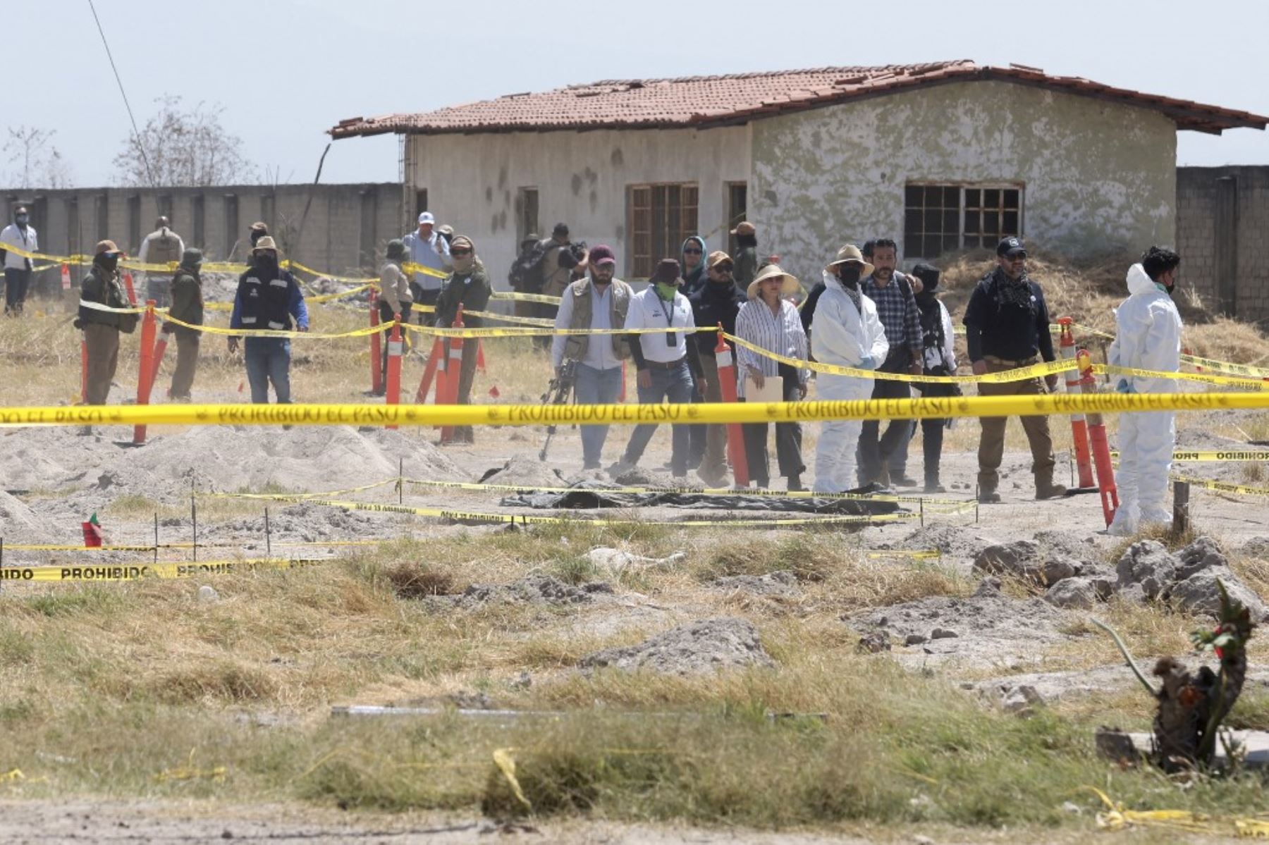 Oficiales recorren el "Rancho Izaguirre" durante una gira de prensa en Tehuchitlán, estado de Jalisco, México, el 20 de marzo de 2025. Se realizan investigaciones sobre lo que sucedió en un supuesto campo de entrenamiento de un cártel de la droga donde se encontraron huesos, zapatos y ropa carbonizados a principios de marzo. Foto: AFP
