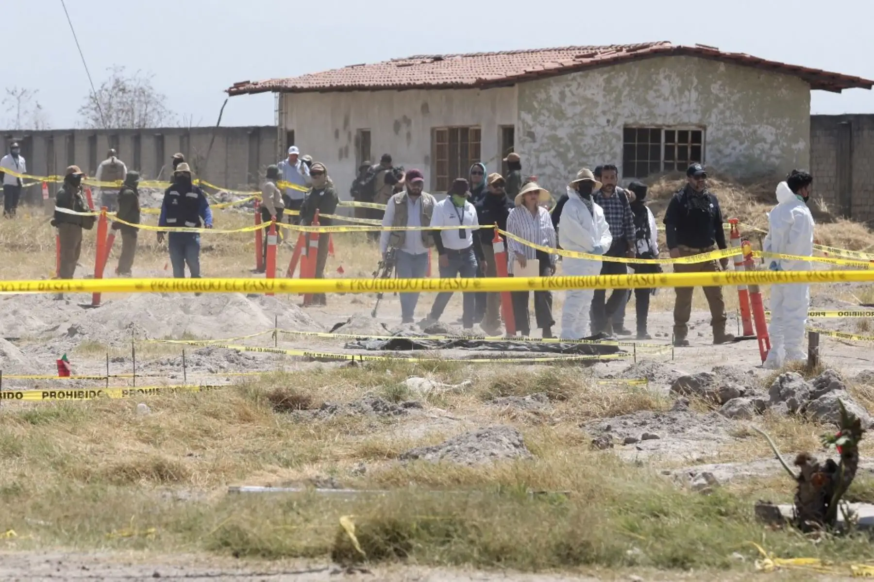 Oficiales recorren el "Rancho Izaguirre" durante una gira de prensa en Tehuchitlán, estado de Jalisco, México, el 20 de marzo de 2025. Se realizan investigaciones sobre lo que sucedió en un supuesto campo de entrenamiento de un cártel de la droga donde se encontraron huesos, zapatos y ropa carbonizados a principios de marzo. Foto: AFP