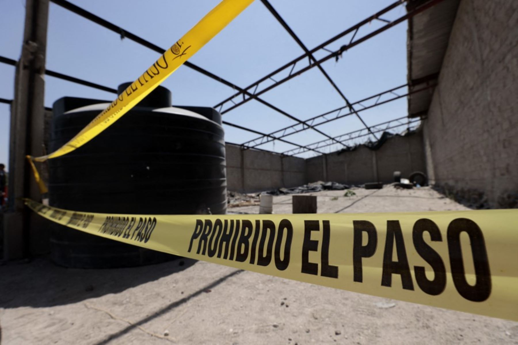 Vista de una zona acordonada en el "Rancho Izaguirre" durante una gira de prensa en Tehuchitlán, estado de Jalisco, México, el 20 de marzo de 2025. Se realizan investigaciones sobre lo que sucedió en un supuesto campo de entrenamiento de un cártel de la droga donde se encontraron huesos, zapatos y ropa carbonizados a principios de marzo. Foto: AFP