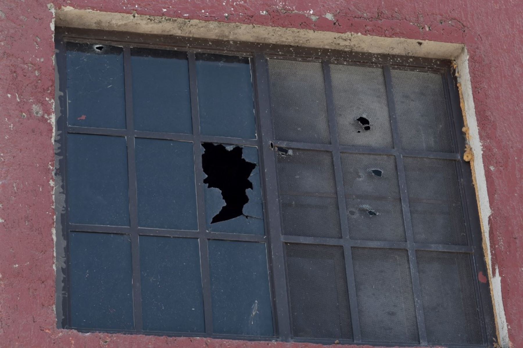 Se observan agujeros de bala en una ventana del "Rancho Izaguirre" durante una gira de prensa en Tehuchitlán, estado de Jalisco, México, el 20 de marzo de 2025. Se realizan investigaciones sobre lo que sucedió en un supuesto campo de entrenamiento de un cártel de la droga donde se encontraron huesos, zapatos y ropa carbonizados a principios de marzo. Foto: AFP