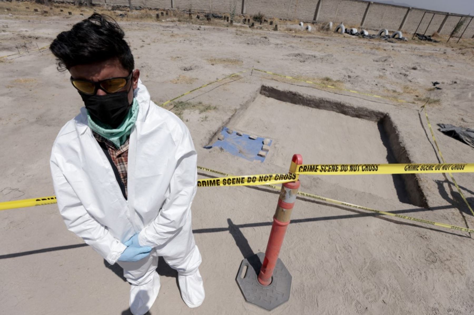 Personal forense ubicado en un área acordonada en el "Rancho Izaguirre" durante una gira de prensa en Tehuchitlán, estado de Jalisco, México, el 20 de marzo de 2025. Se realizan investigaciones sobre lo que sucedió en un supuesto campo de entrenamiento de un cártel de la droga donde se encontraron huesos, zapatos y ropa carbonizados a principios de marzo. Foto: AFP