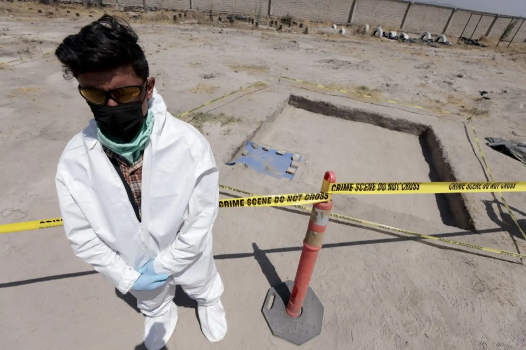 Personal forense ubicado en un área acordonada en el "Rancho Izaguirre" durante una gira de prensa en Tehuchitlán, estado de Jalisco, México, el 20 de marzo de 2025. Se realizan investigaciones sobre lo que sucedió en un supuesto campo de entrenamiento de un cártel de la droga donde se encontraron huesos, zapatos y ropa carbonizados a principios de marzo. Foto: AFP