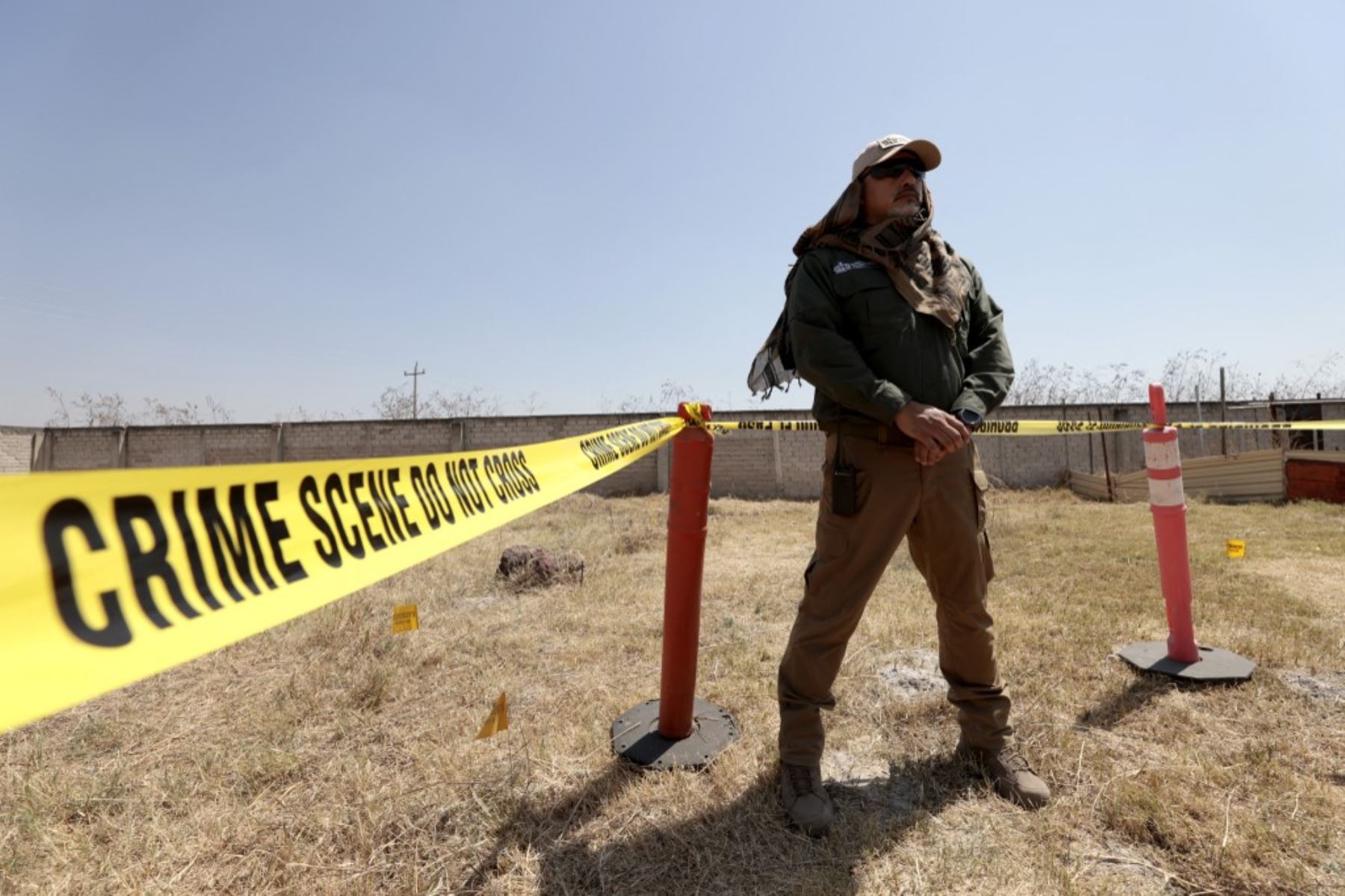 Un miembro de la Comisión Nacional de Búsqueda (CNB) resguarda un área acordonada del "Rancho Izaguirre" durante una gira de prensa en Tehuchitlán, estado de Jalisco, México, el 20 de marzo de 2025. Se realizan investigaciones sobre lo que sucedió en un supuesto campo de entrenamiento de un cártel de la droga donde se encontraron huesos, zapatos y ropa carbonizados a principios de marzo. Foto: AFP