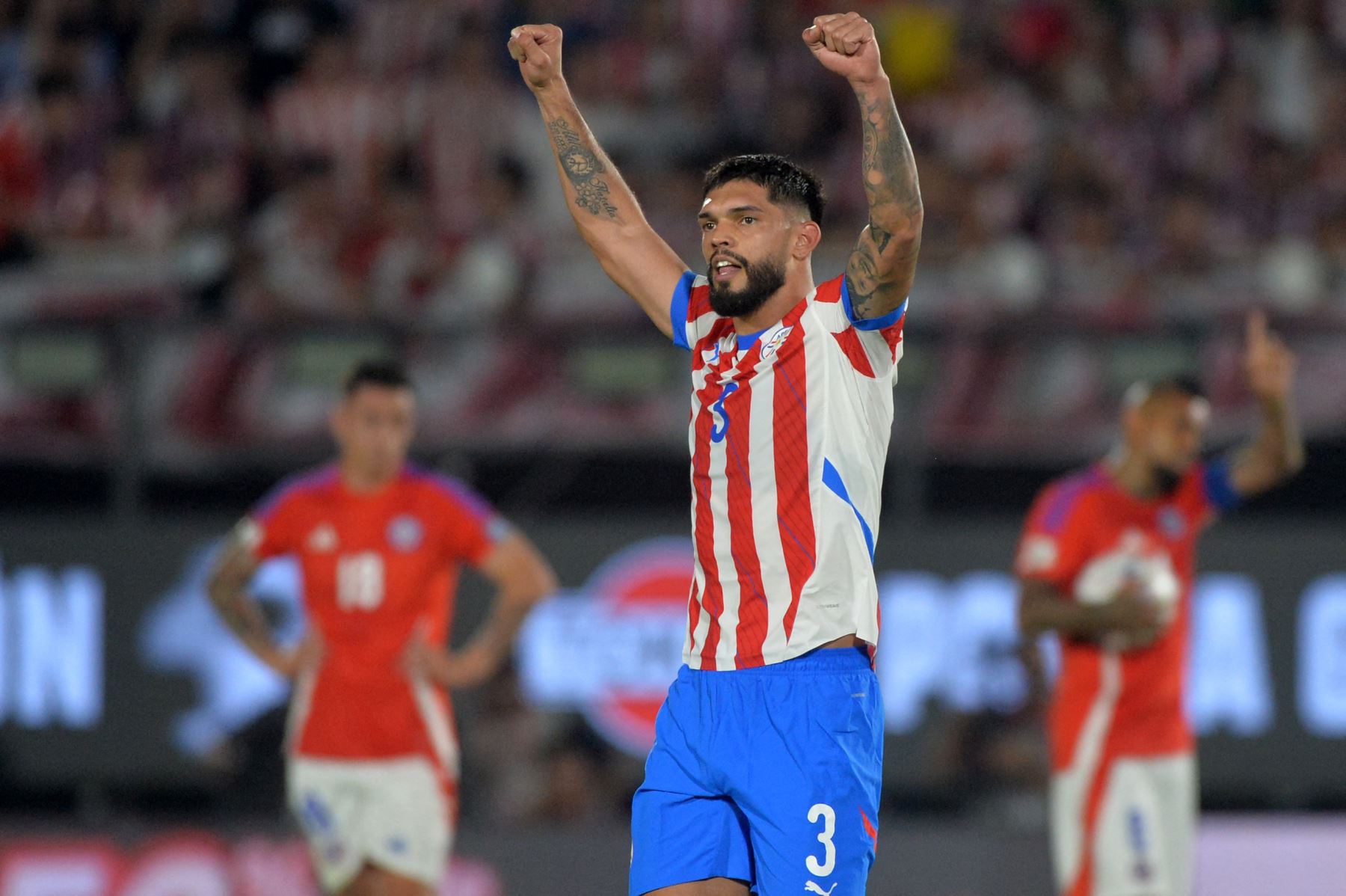 El defensor de Paraguay, Omar Alderete, celebra después de anotar su primer gol durante el partido de fútbol de las eliminatorias sudamericanas de la Copa Mundial de la FIFA 2026 entre Paraguay y Chile en el estadio Defensores del Chaco en Asunción el 20 de marzo de 2025. Foto: AFP