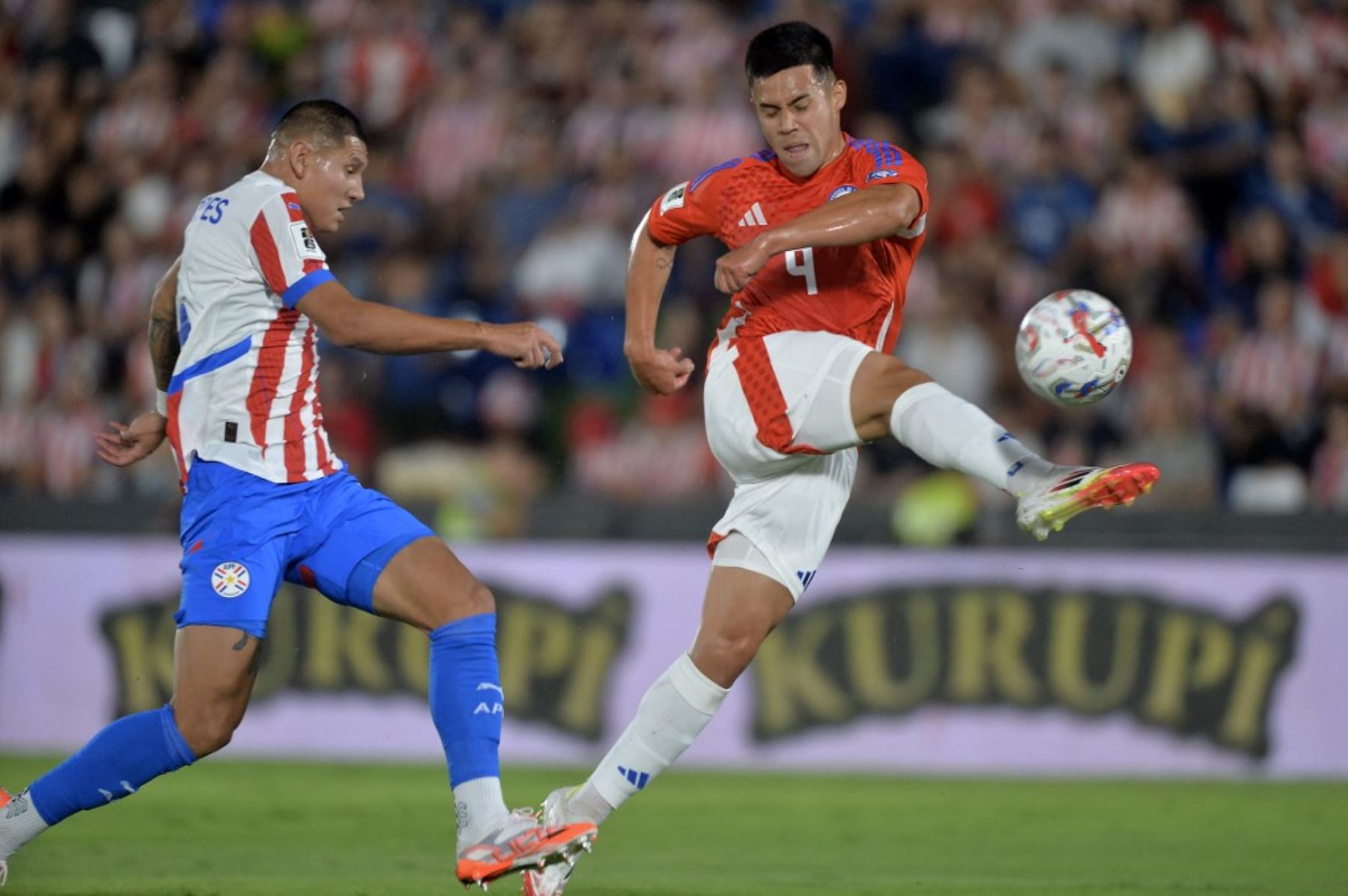 El delantero chileno Alexander Aravena patea el balón durante el partido de clasificación sudamericana para la Copa Mundial de la FIFA 2026 entre Paraguay y Chile en el estadio Defensores del Chaco en Asunción el 20 de marzo de 2025. Foto: AFP