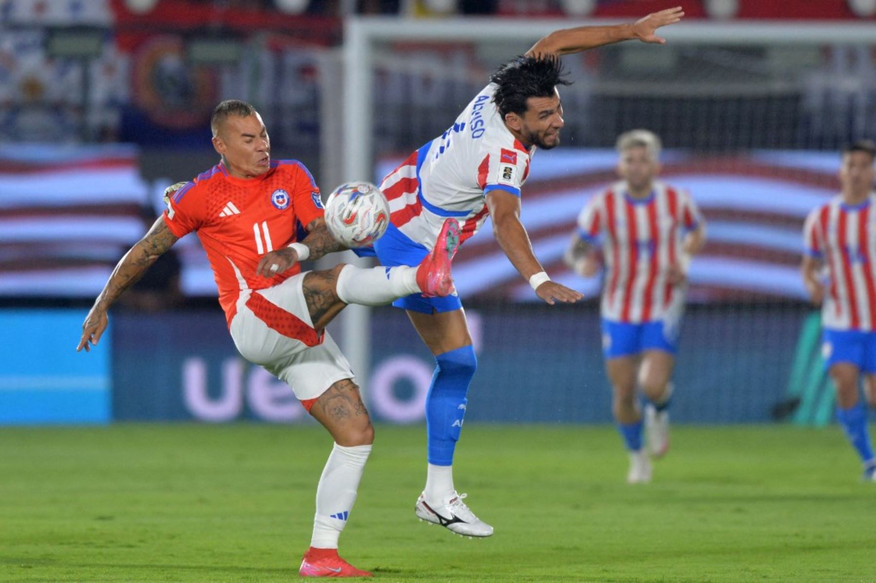 El delantero de Chile, Eduardo Vargas, y el defensor de Paraguay, Junior Alonso, luchan por el balón durante el partido de clasificación sudamericana para la Copa Mundial de la FIFA 2026 entre Paraguay y Chile en el estadio Defensores del Chaco en Asunción el 20 de marzo de 2025. Foto: AFP