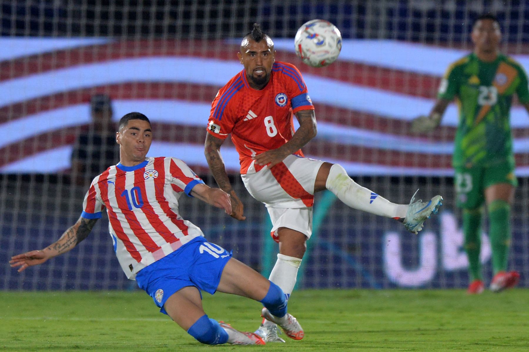 El mediocampista de Chile, Arturo Vidal, patea el balón durante el partido de fútbol de las eliminatorias sudamericanas de la Copa Mundial de la FIFA 2026 entre Paraguay y Chile en el estadio Defensores del Chaco en Asunción el 20 de marzo de 2025. Foto: AFP