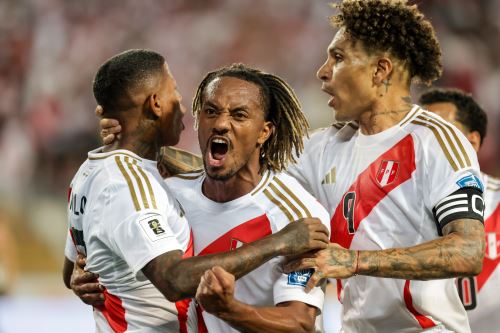 Andy Polo celebra el primer gol de Perú con Andrá Carrillo y Paolo Guerrero. Foto: ANDINA