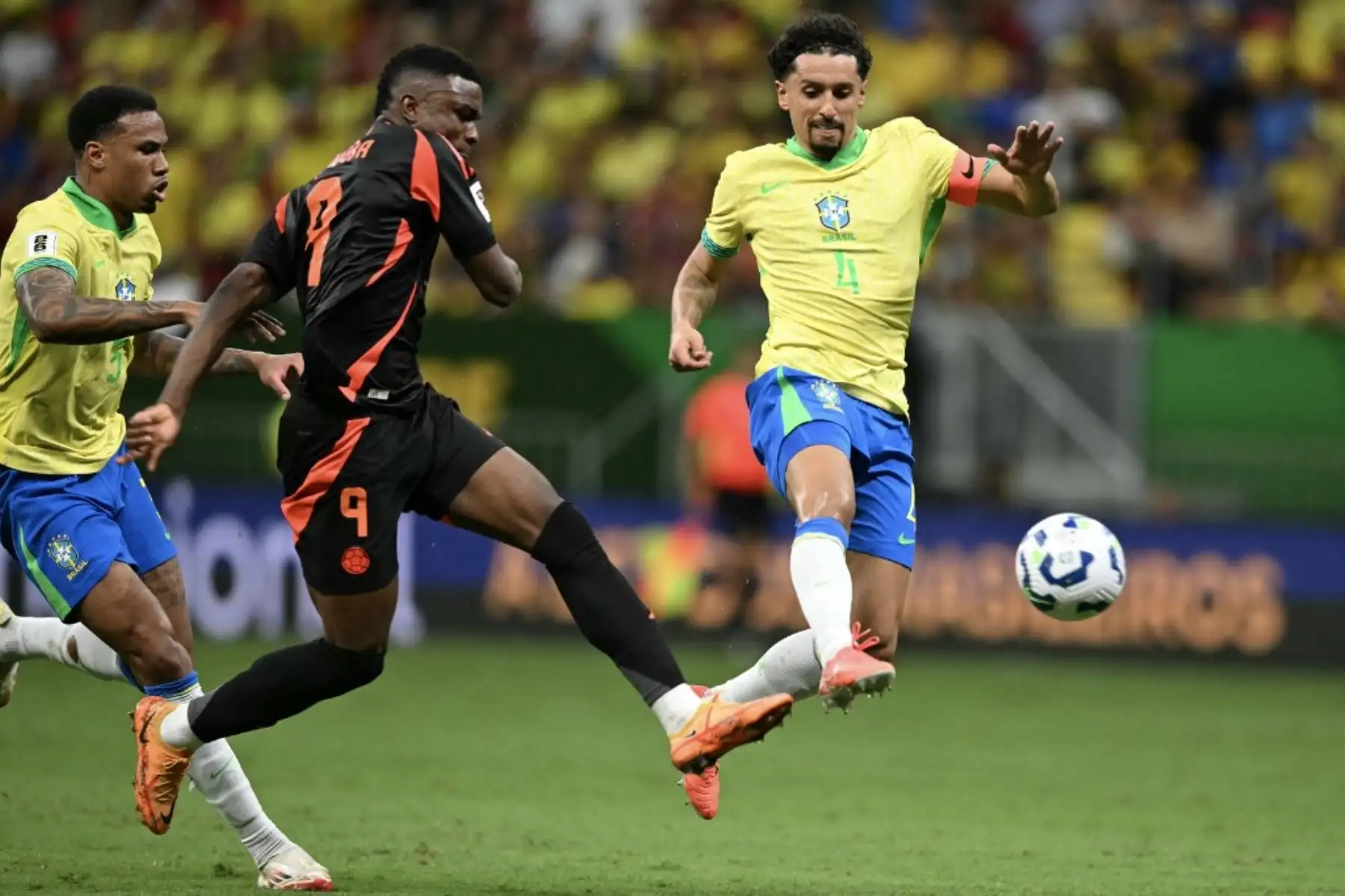 El delantero colombiano Jhon Córdoba lucha por el balón con el defensor brasileño Gabriel Magalhaes y el defensor Marquinhos durante el partido de fútbol de las eliminatorias sudamericanas de la Copa Mundial de la FIFA 2026 entre Brasil y Colombia, en el estadio Mane Garrincha en Brasilia, el 20 de marzo de 2025. Foto: AFP