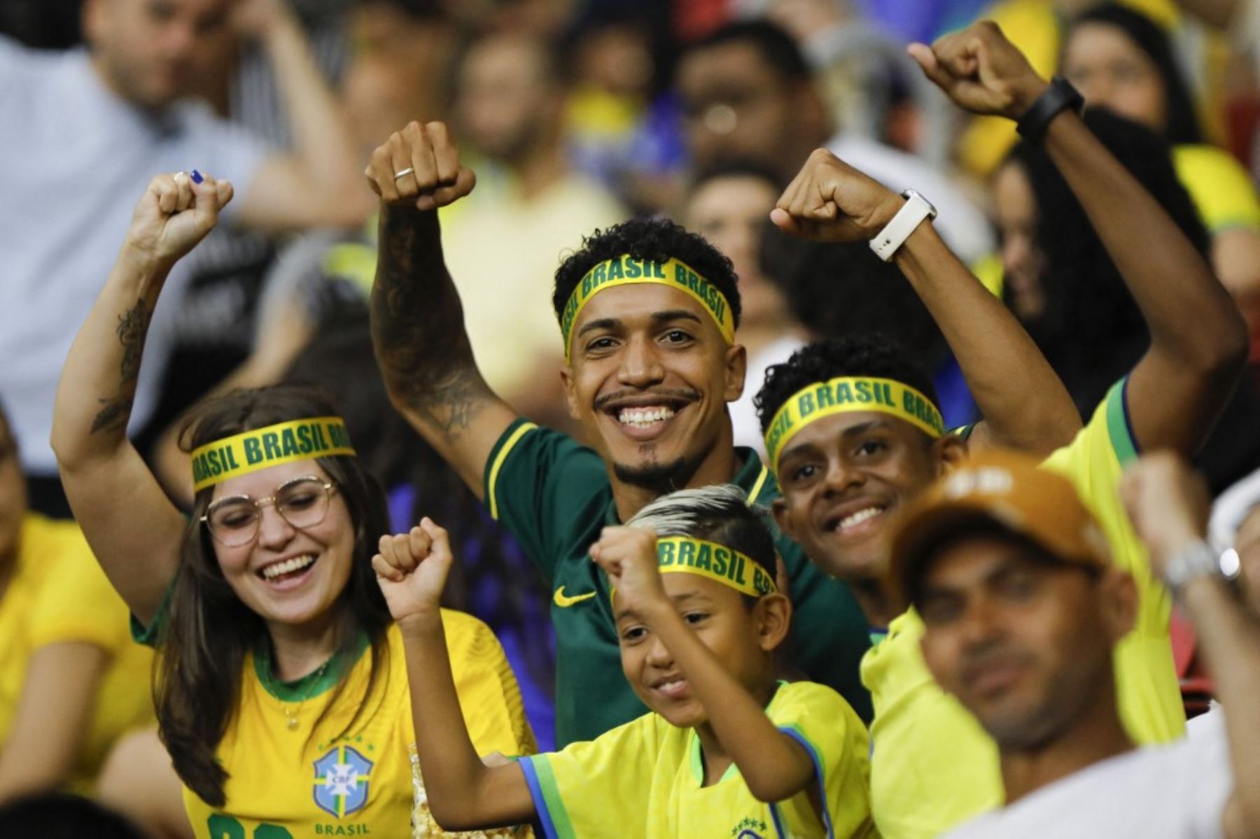 Hinchas de Brasil alientan a su selección durante el partido de fútbol de las eliminatorias sudamericanas de la Copa Mundial de la FIFA 2026 entre Brasil y Colombia, en el estadio Mane Garrincha en Brasilia, el 20 de marzo de 2025. Foto: AFP