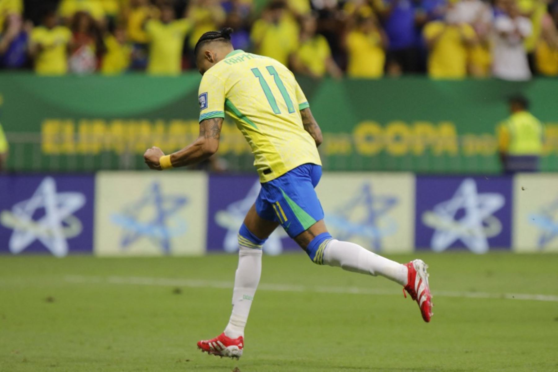 El delantero de Brasil, Raphinha, celebra después de anotar un penal y el primer gol de su equipo durante el partido de clasificación sudamericana para la Copa Mundial de la FIFA 2026 entre Brasil y Colombia, en el estadio Mane Garrincha en Brasilia, el 20 de marzo de 2025. Foto: AFP