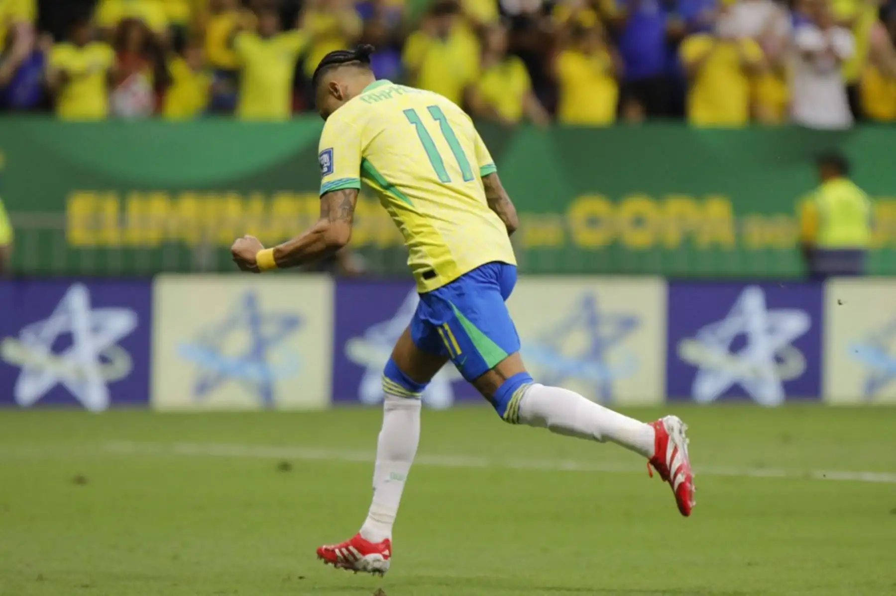 El delantero de Brasil, Raphinha, celebra después de anotar un penal y el primer gol de su equipo durante el partido de clasificación sudamericana para la Copa Mundial de la FIFA 2026 entre Brasil y Colombia, en el estadio Mane Garrincha en Brasilia, el 20 de marzo de 2025. Foto: AFP