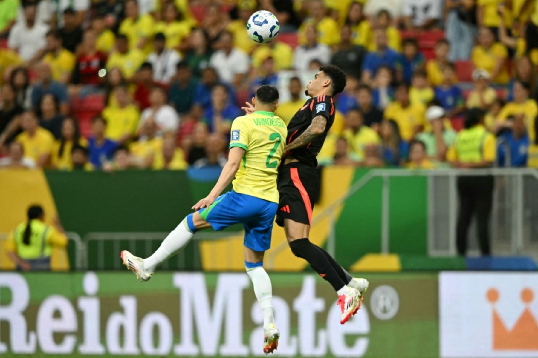 El defensor brasileño Vanderson y el delantero colombiano Luis Díaz luchan por el balón durante el partido de fútbol de las eliminatorias sudamericanas de la Copa Mundial de la FIFA 2026 entre Brasil y Colombia, en el estadio Mane Garrincha en Brasilia, el 20 de marzo de 2025. Foto: AFP