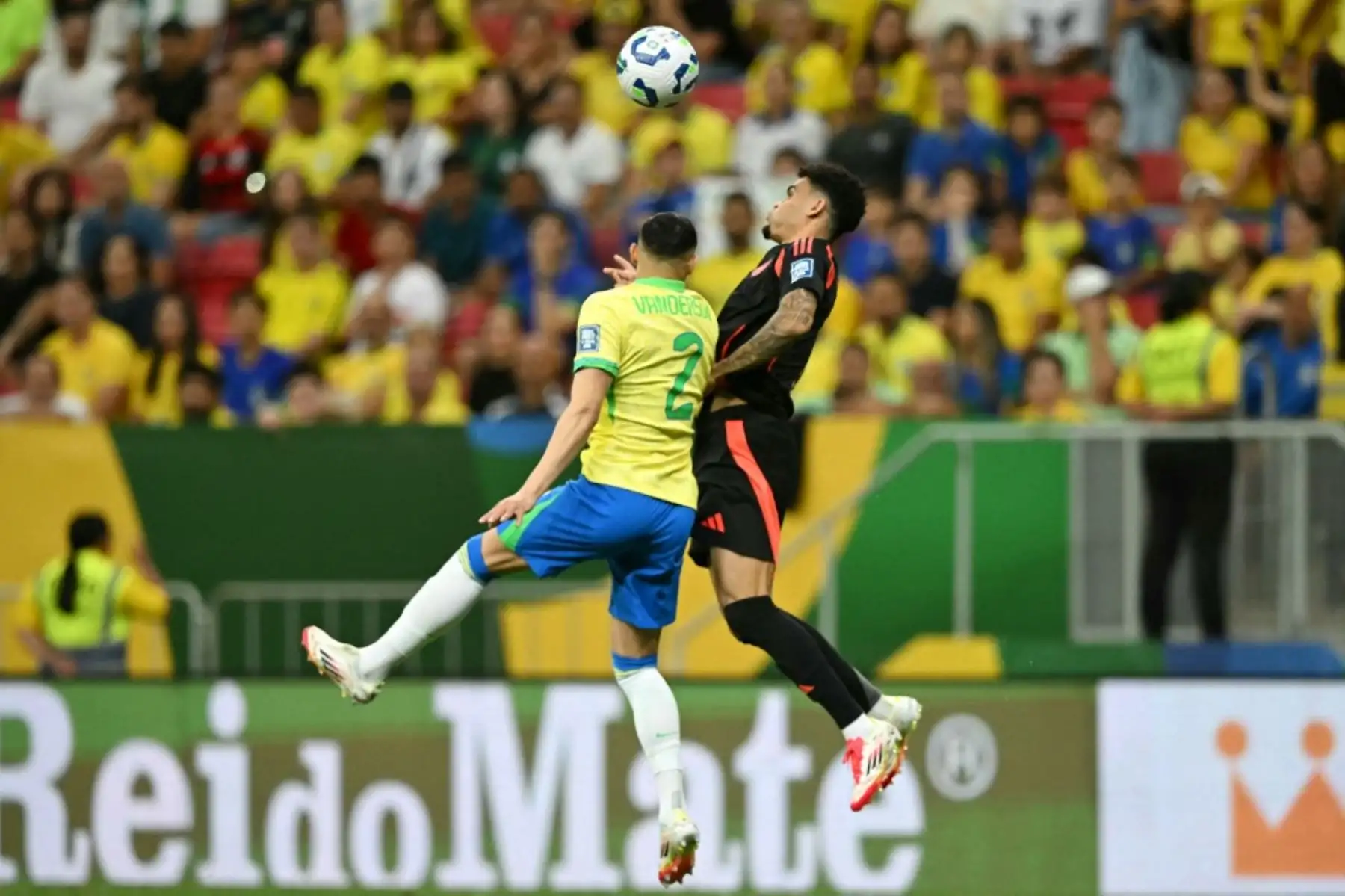 El defensor brasileño Vanderson y el delantero colombiano Luis Díaz luchan por el balón durante el partido de fútbol de las eliminatorias sudamericanas de la Copa Mundial de la FIFA 2026 entre Brasil y Colombia, en el estadio Mane Garrincha en Brasilia, el 20 de marzo de 2025. Foto: AFP
