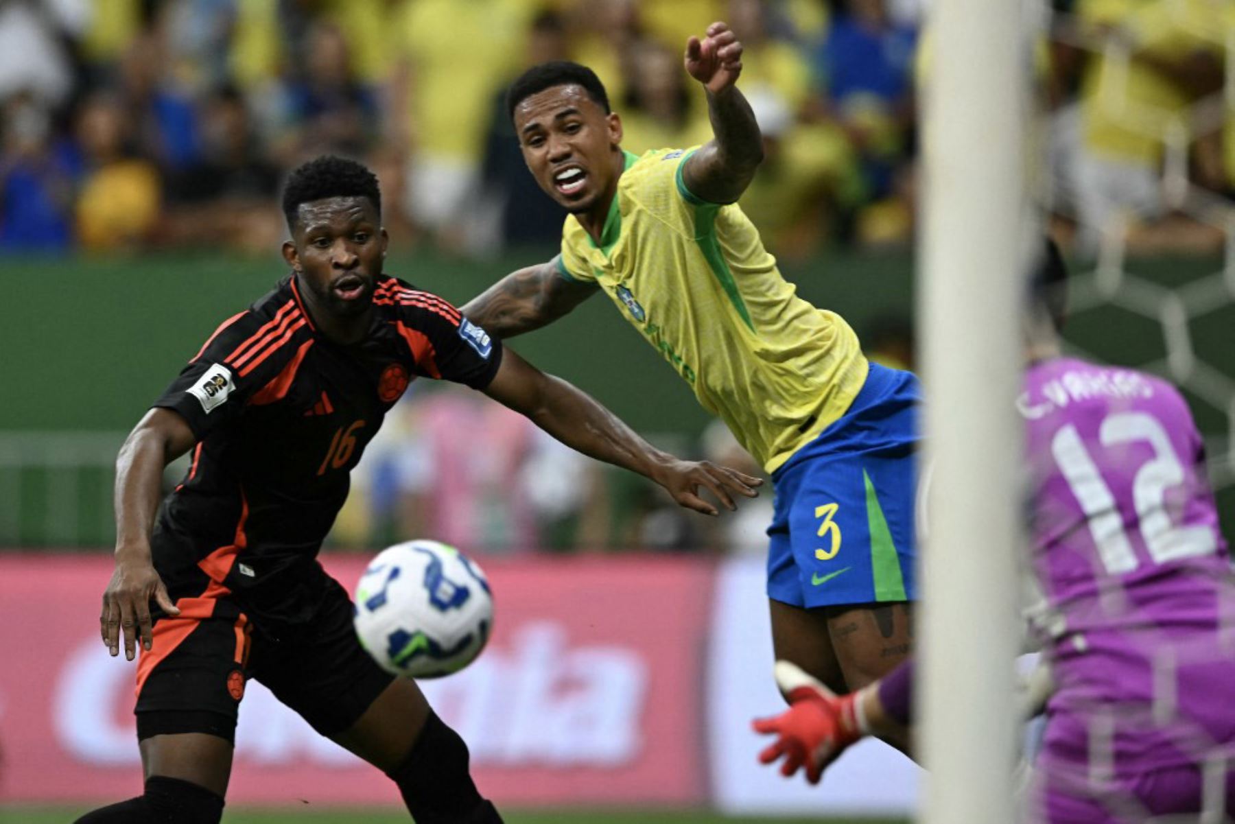 El mediocampista de Colombia, Jefferson Lerma, y ​​el defensor Diego Medina luchan por el balón durante el partido de fútbol de las eliminatorias sudamericanas de la Copa Mundial de la FIFA 2026 entre Brasil y Colombia, en el estadio Mane Garrincha en Brasilia, el 20 de marzo de 2025. Foto: AFP