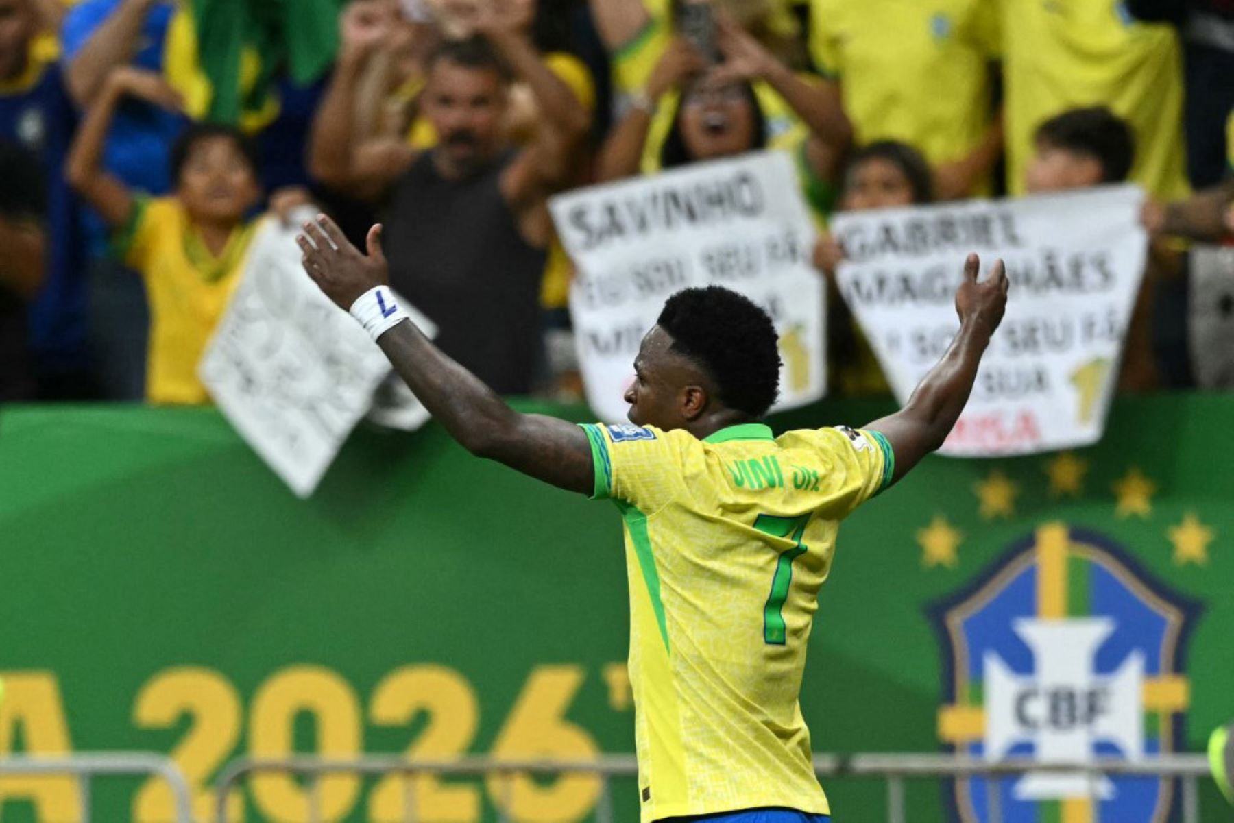 El delantero brasileño Vinicius Jr celebra después de anotar durante el partido de fútbol de las eliminatorias sudamericanas de la Copa Mundial de la FIFA 2026 entre Brasil y Colombia, en el estadio Mane Garrincha en Brasilia, el 20 de marzo de 2025. Foto: AFP