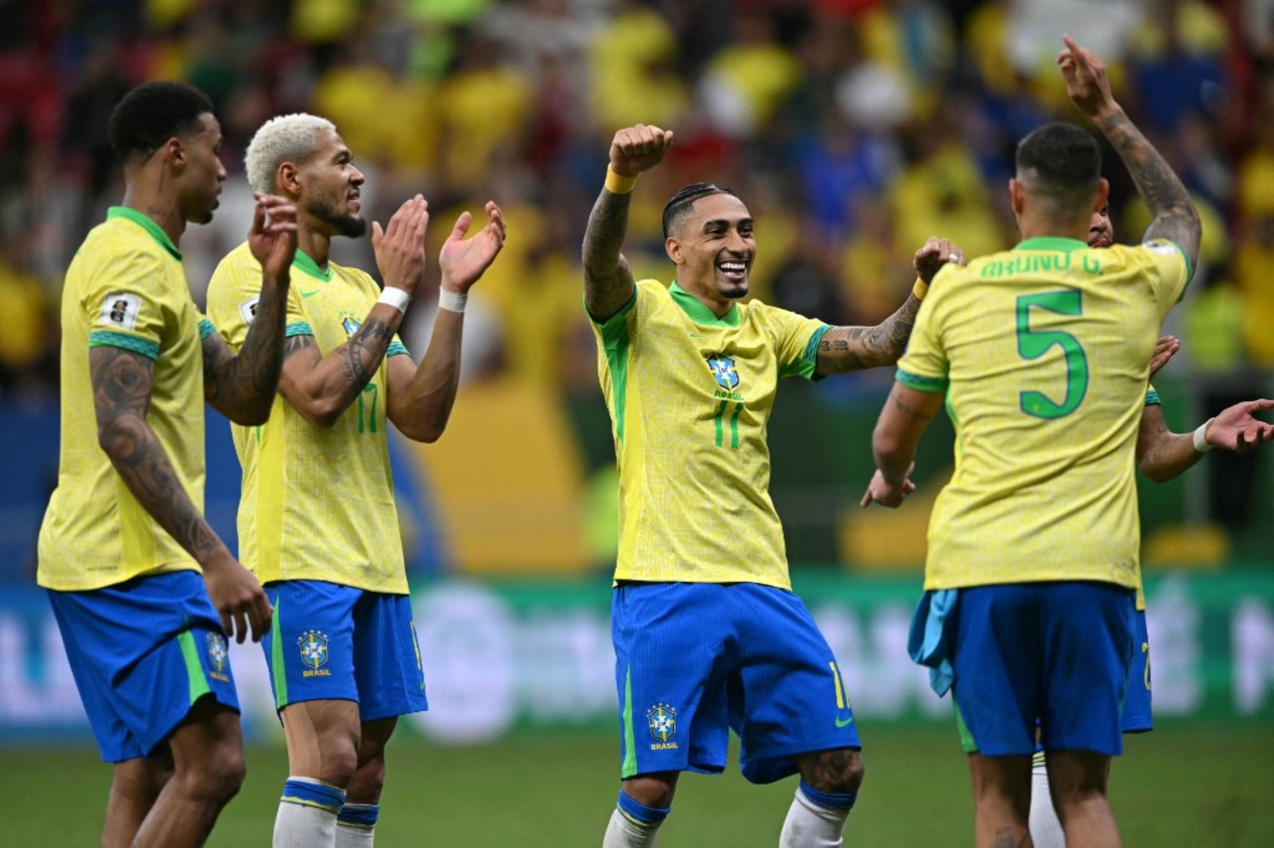 Los jugadores de Brasil celebran después de ganar el partido de clasificación sudamericana para la Copa Mundial de la FIFA 2026 entre Brasil y Colombia, en el estadio Mane Garrincha en Brasilia, el 20 de marzo de 2025. Foto: AFP