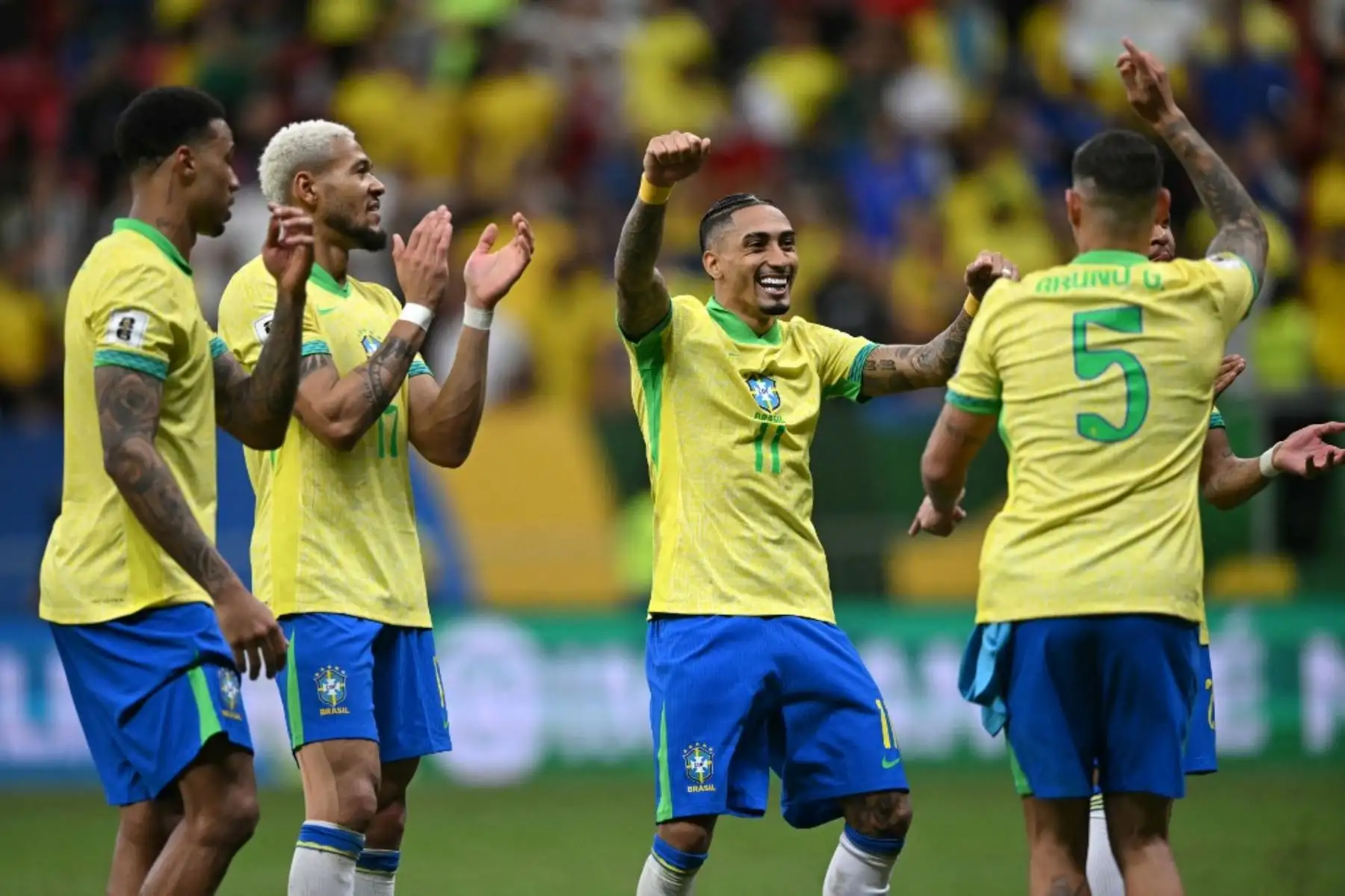 Los jugadores de Brasil celebran después de ganar el partido de clasificación sudamericana para la Copa Mundial de la FIFA 2026 entre Brasil y Colombia, en el estadio Mane Garrincha en Brasilia, el 20 de marzo de 2025. Foto: AFP