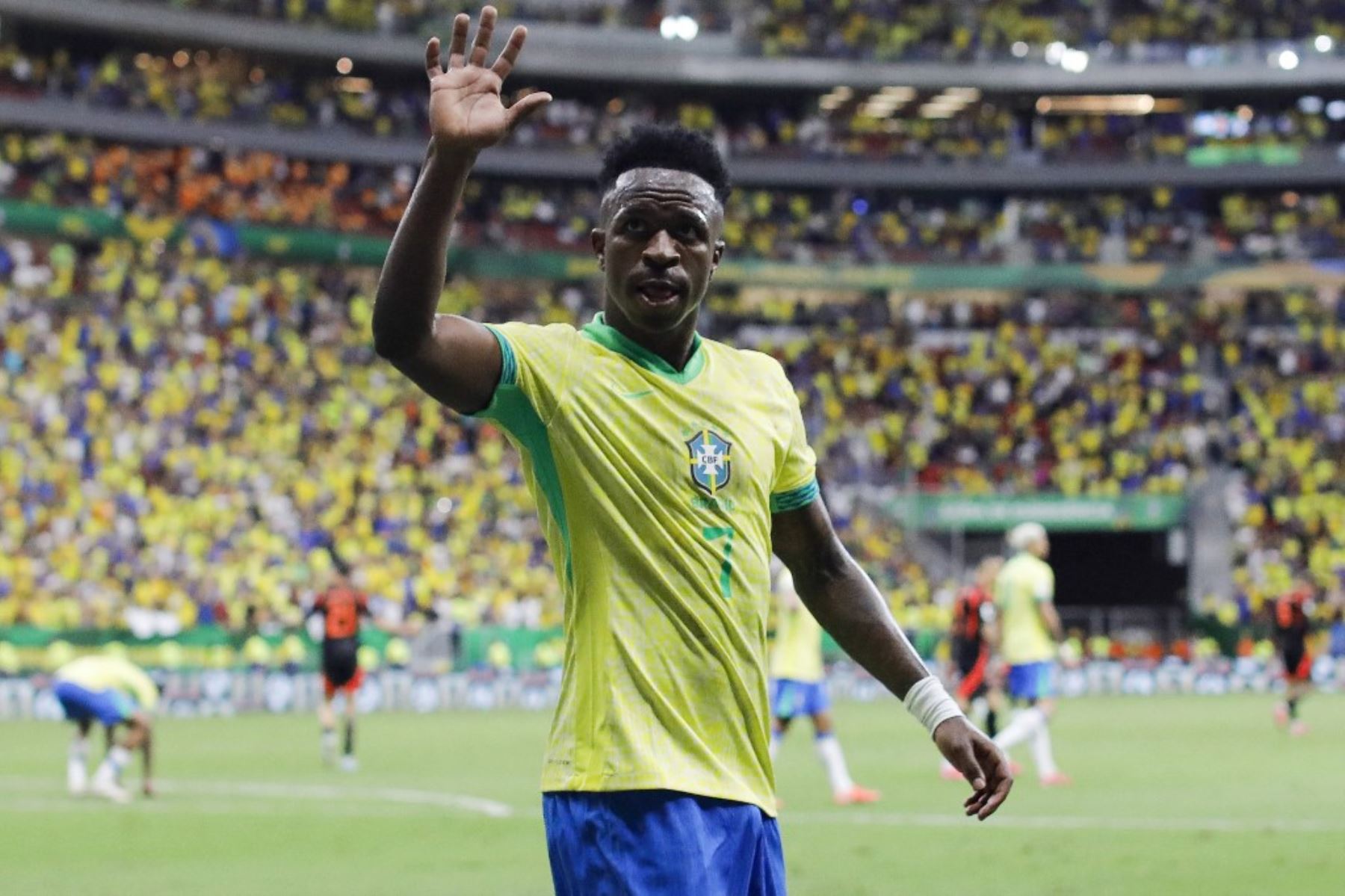 El delantero brasileño Vinicius Jr saluda a los hinchas de su selección durante el partido de fútbol de las eliminatorias sudamericanas de la Copa Mundial de la FIFA 2026 entre Brasil y Colombia, en el estadio Mane Garrincha en Brasilia, el 20 de marzo de 2025. Foto: AFP