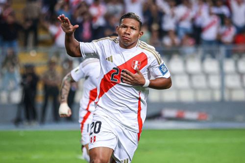 Edison Flores anota el tercer gol de la selección peruana ante Bolivia por las Eliminatorias