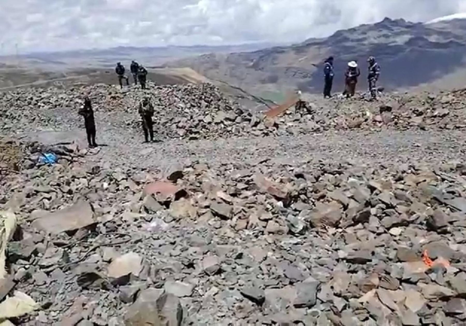 Cuatro muertos y cuatro heridos dejó el derrumbe de piedras y tierra sobre una bocamina ubicada cerca del centro poblado La Rinconada, ubicada en Puno. Foto: Captura TV