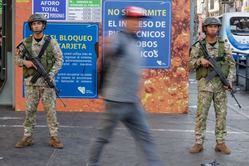 Fuerzas Armadas apoyan a la Policía Nacional en operativos de control y seguridad en La Victoria y Miraflores