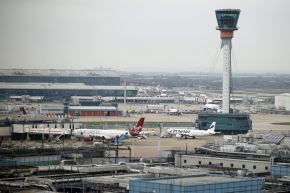 Cierran aeropuerto Heathrow de Londres por incendio y policía antiterrorista investiga.