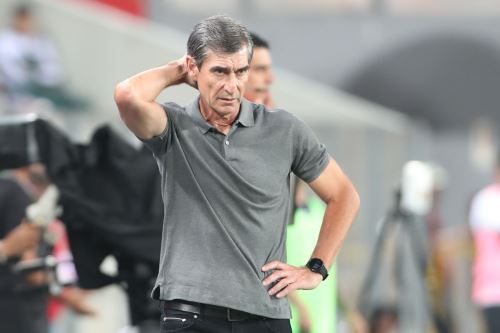 El seleccionador de Perú Óscar Ibáñez reacciona este jueves, en un partido de las eliminatorias sudamericanas para el Mundial de 2026 entre las selecciones de Perú y Bolivia en el estadio Nacional del Perú. Foto: EFE