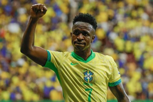 Vinicius Jr. de Brasil celebra la victoria este jueves, en un partido de las eliminatorias sudamericanas al Mundial de 2026 entre las selecciones de Brasil y Colombia, en el estadio Arena BRB Mané Garrincha, en Brasilia. Foto: EFE