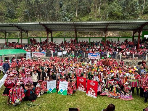 Un total de 861 productores agrarios de diversas comunidades campesinas de las provincias de Canas, Calca y Quispicanchi, región Cusco, se beneficiaron con la entrega de títulos rurales. ANDINA/Difusión