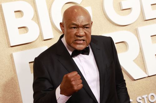 El boxeador profesional retirado George Foreman llega al estreno mundial de "Big George Foreman: La milagrosa historia del que fue y será campeón mundial de peso pesado". Foto. ANDINA/AFP