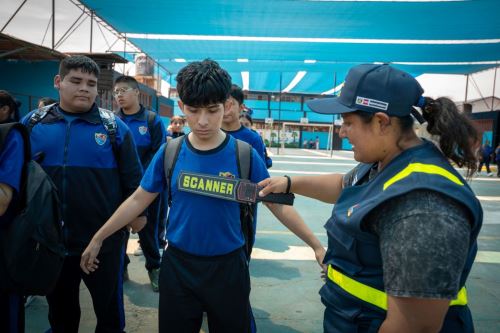 Usan detectores de metales para mejorar la seguridad en colegios chalacos. Foto: Difusión