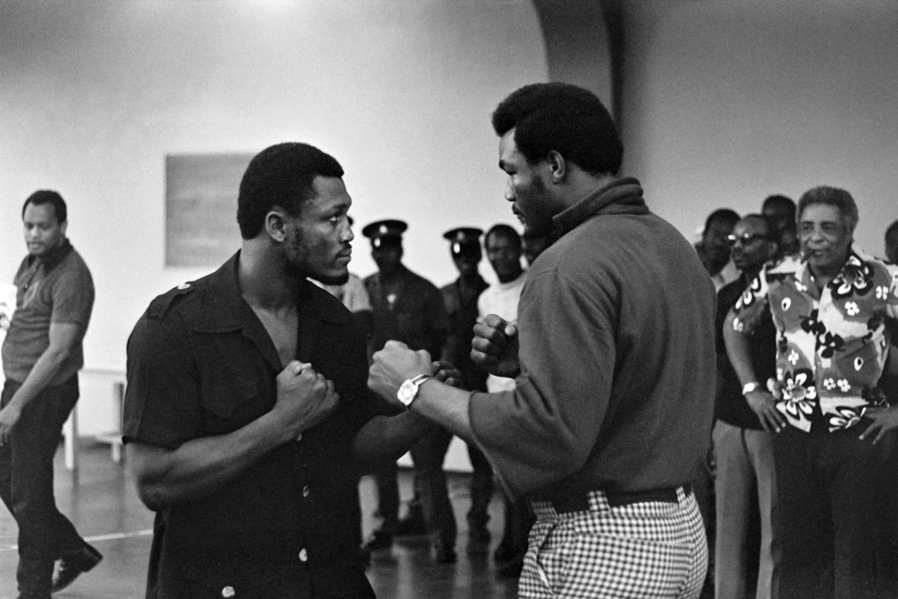 Los boxeadores estadounidenses de peso pesado Joe Frazier y George Foreman  posan antes de su combate por el Campeonato Mundial de Peso Pesado en Kingston el 20 de enero de 1973. 
Foto: AFP